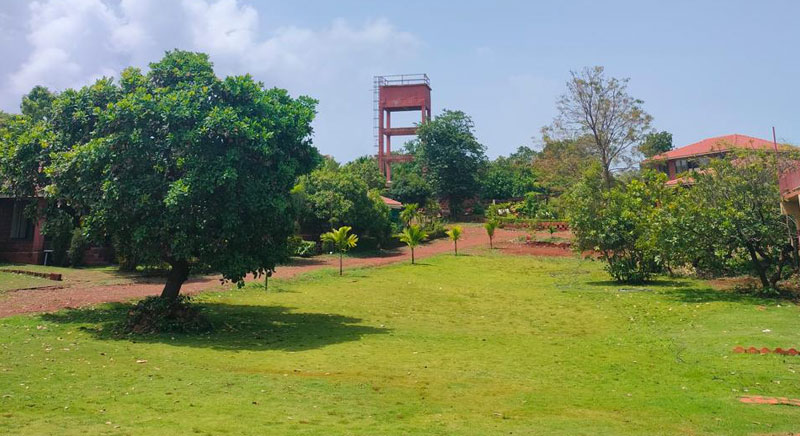 conference-halls-with-lawns